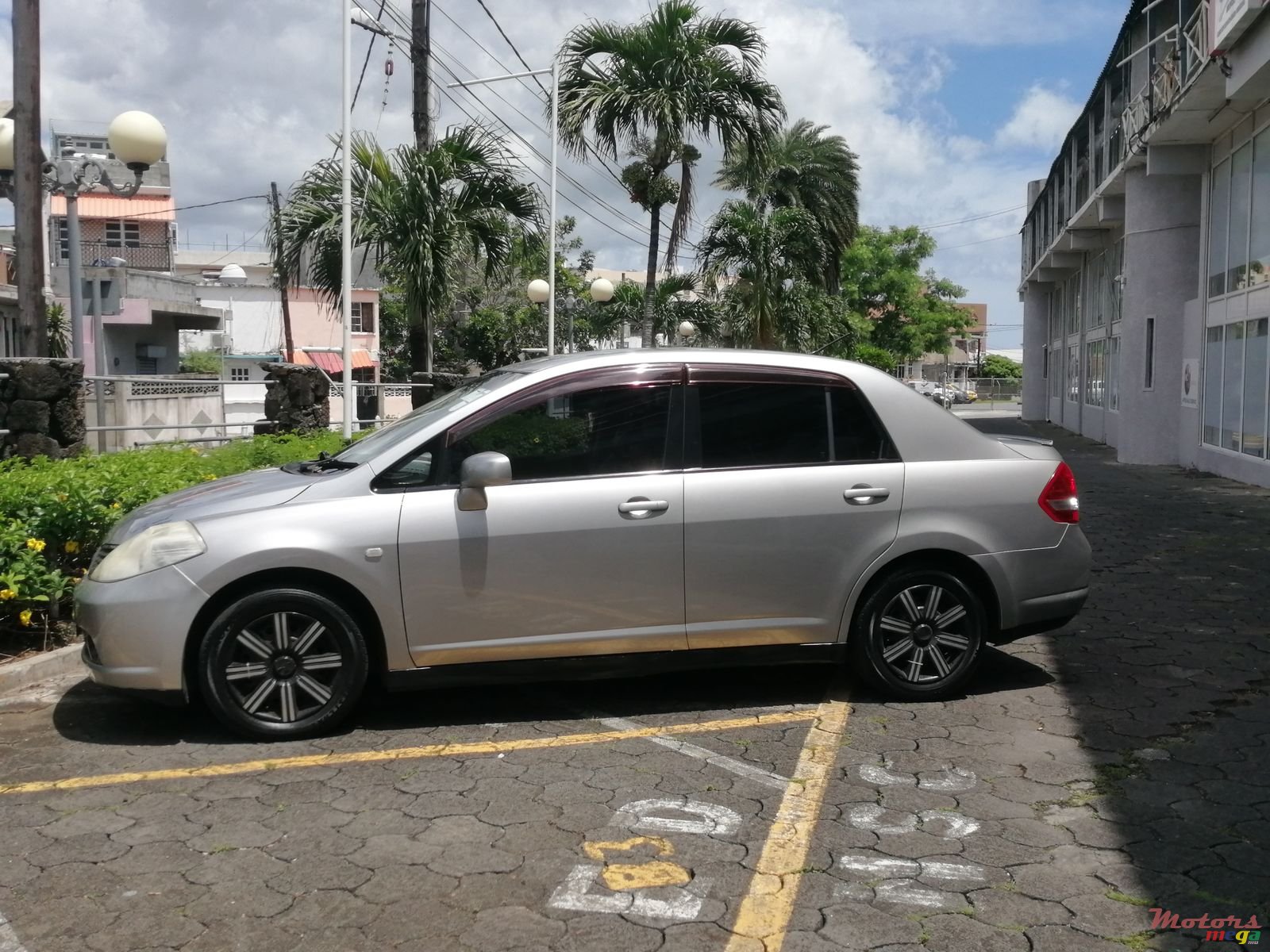 2005' Nissan Tiida Tinted windows. photo #1
