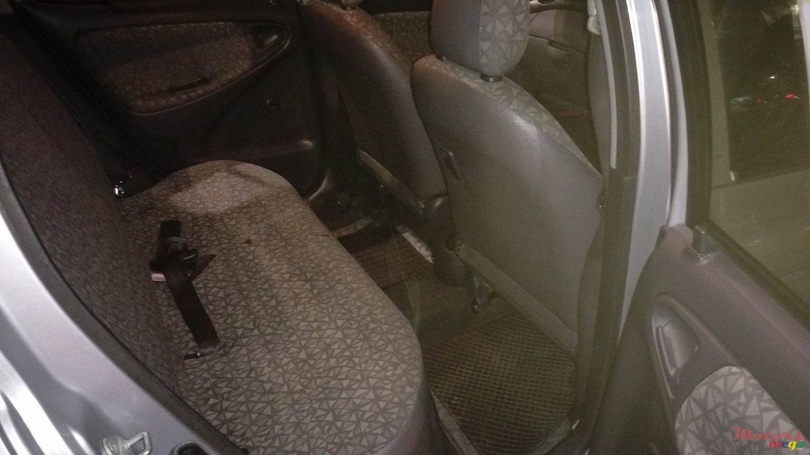 2002' Toyota Vitz photo #5