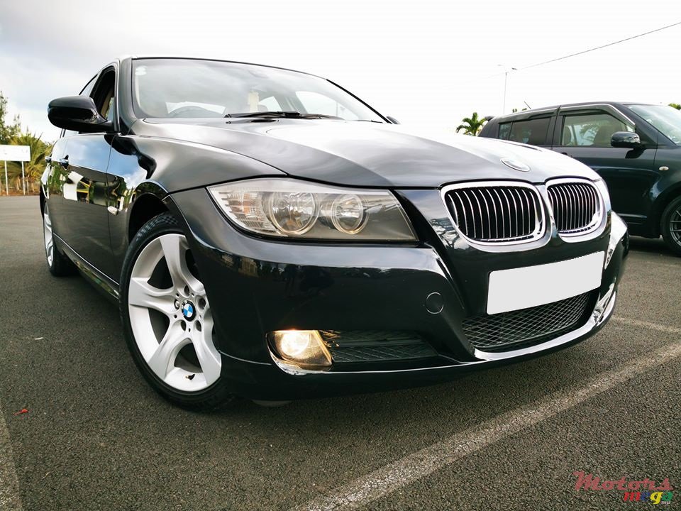 2011' BMW 3 Series 320i photo #2