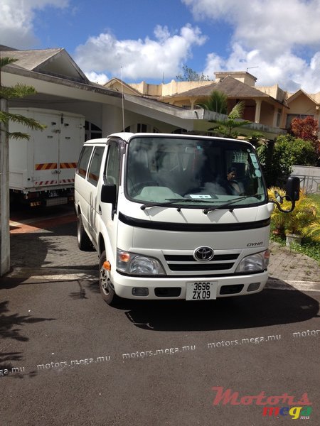 2009' Toyota HiAce photo #1