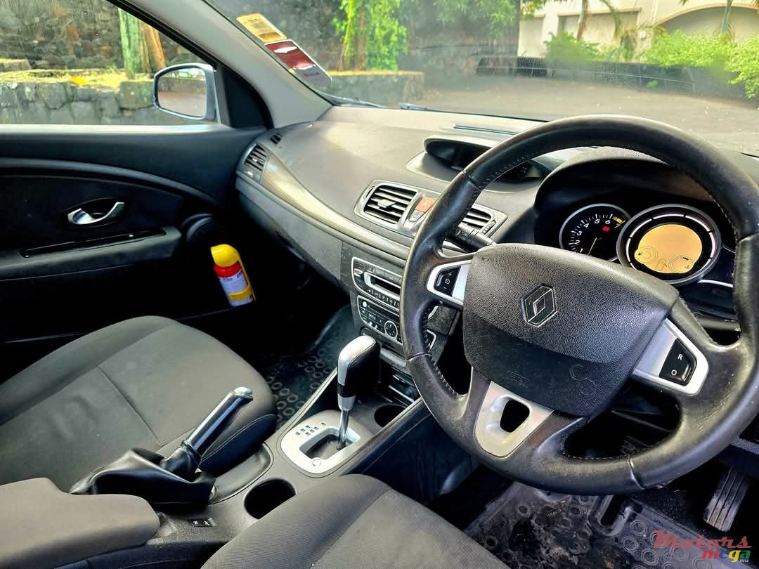 2011' Renault Megane photo #5