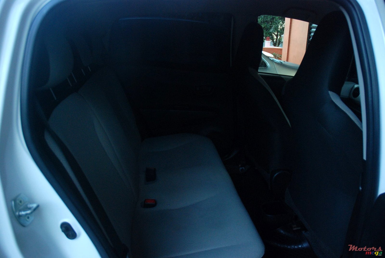 2013' Toyota Vitz 1.3 photo #3