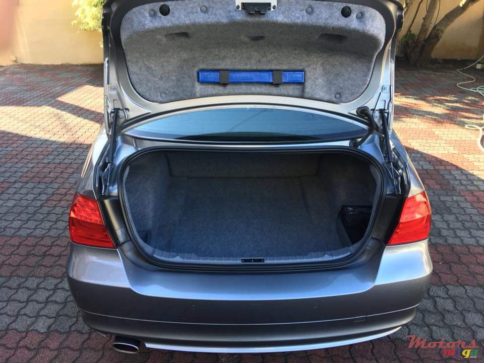 2009' BMW 3 Series 320i photo #1