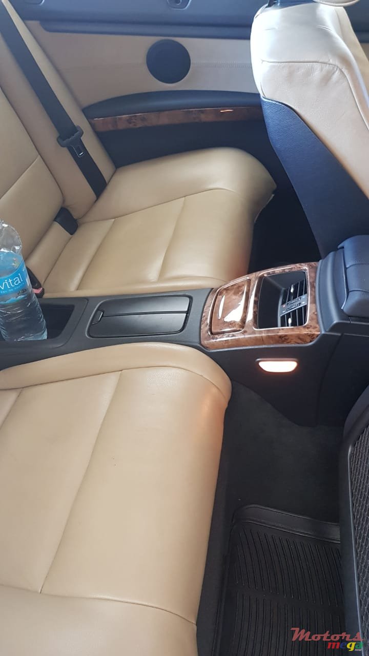 2010' BMW 325 325i photo #5