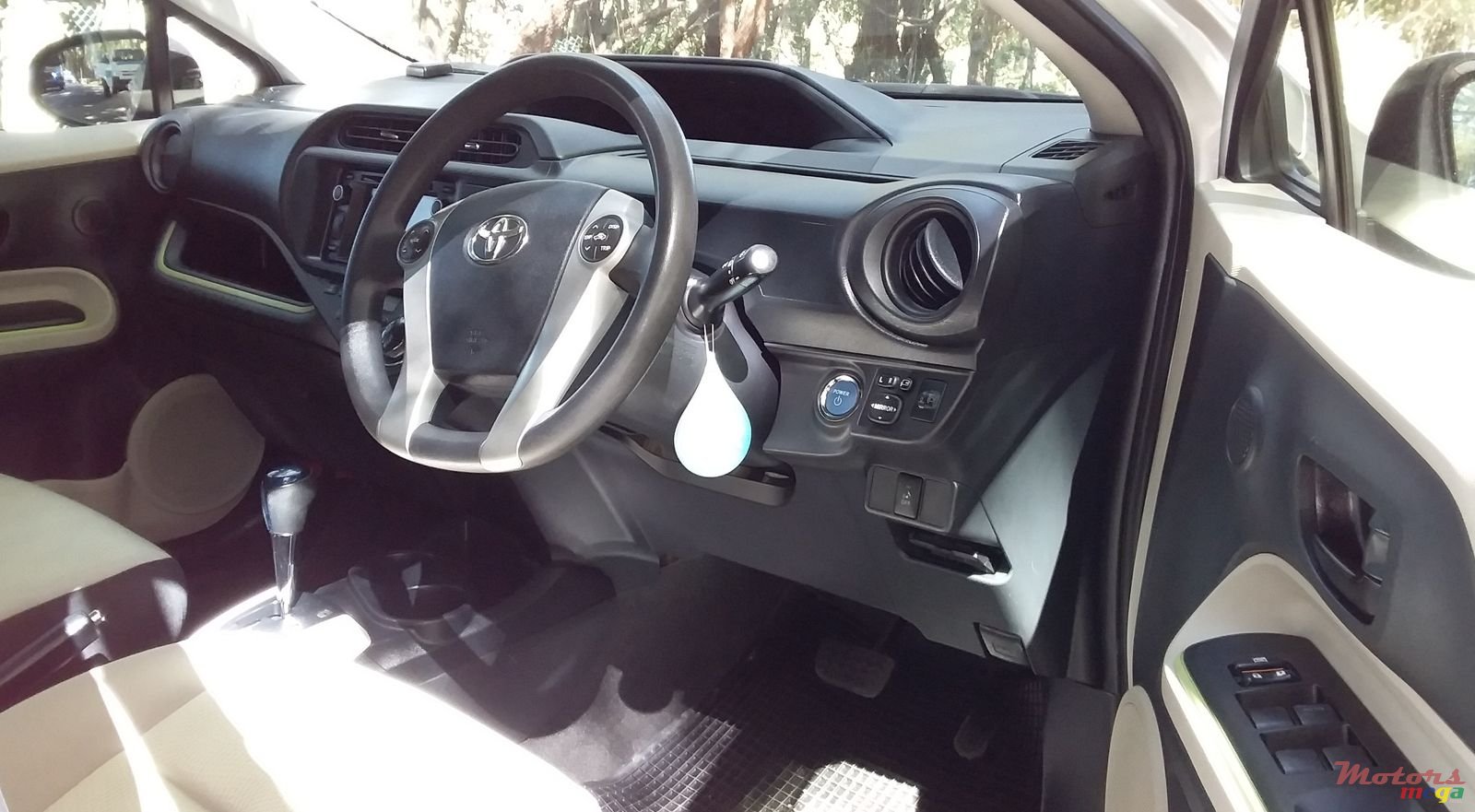 2012' Toyota Aqua photo #3