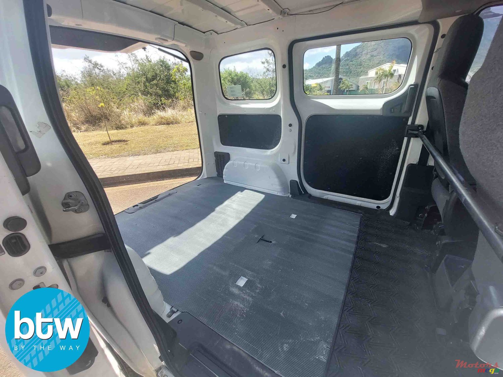 2013' Nissan NV photo #5