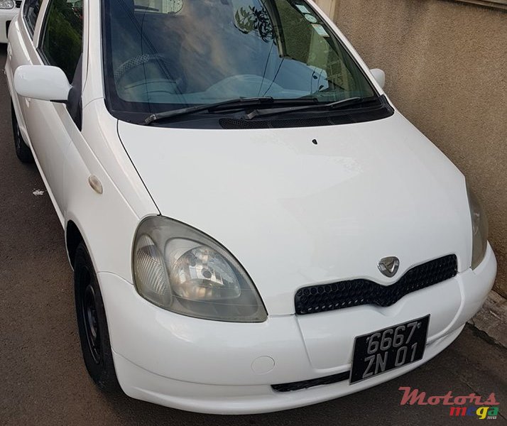 2001' Toyota Vitz photo #4