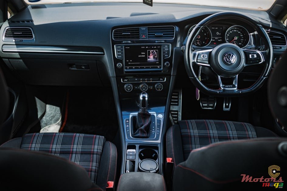 2014' Volkswagen Golf GTI photo #3