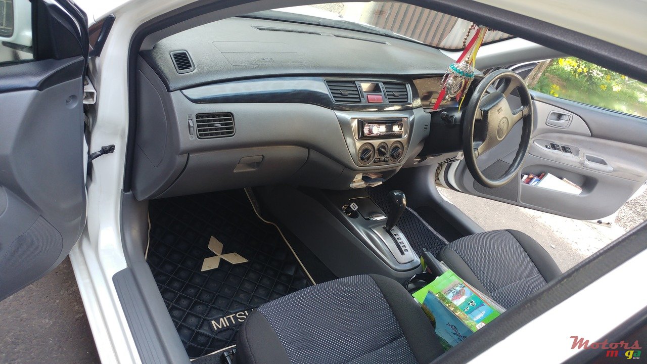 2006' Mitsubishi Lancer photo #5