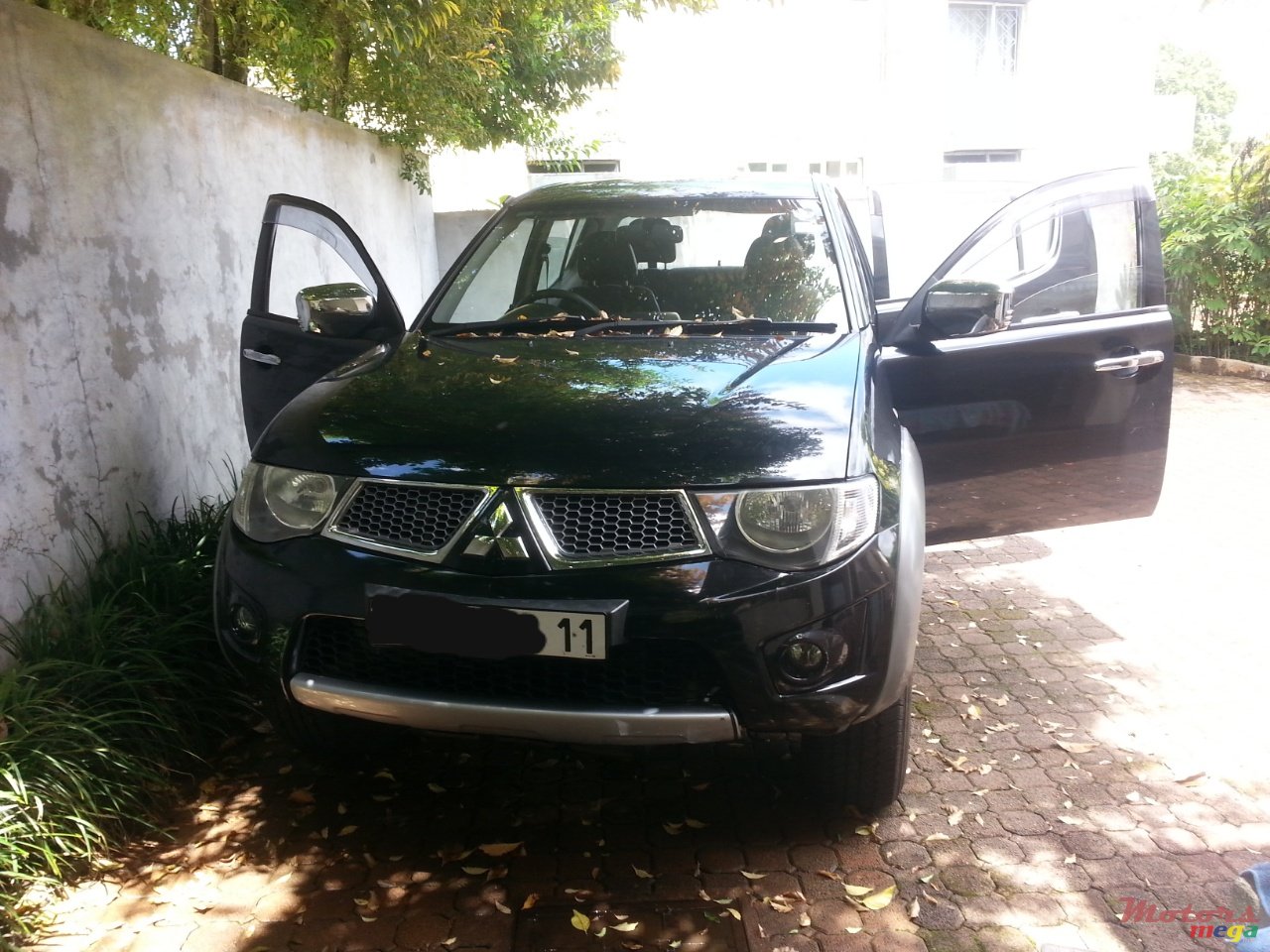 2011' Mitsubishi Triton photo #1