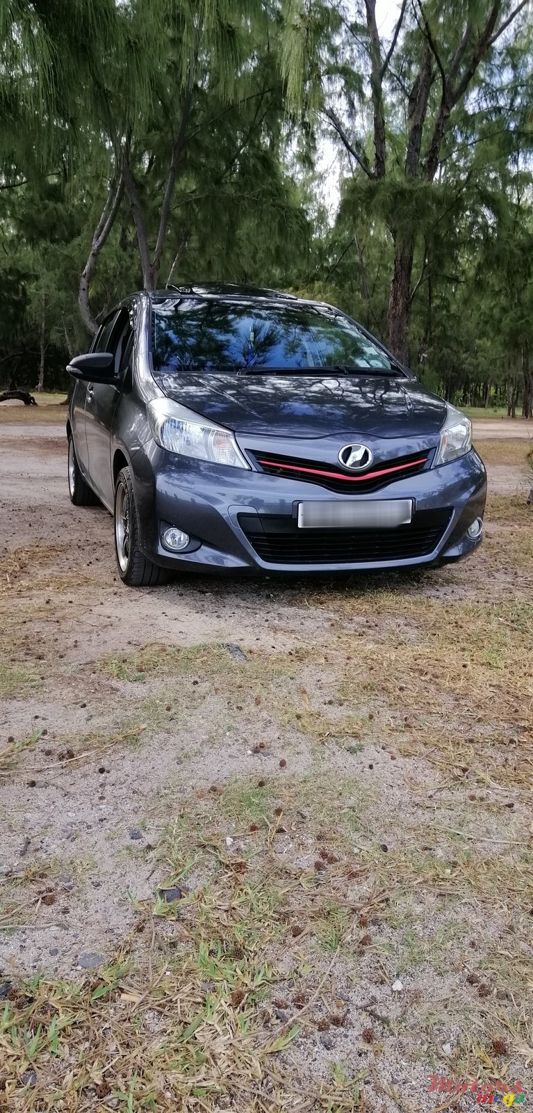 2011' Toyota Vitz photo #3