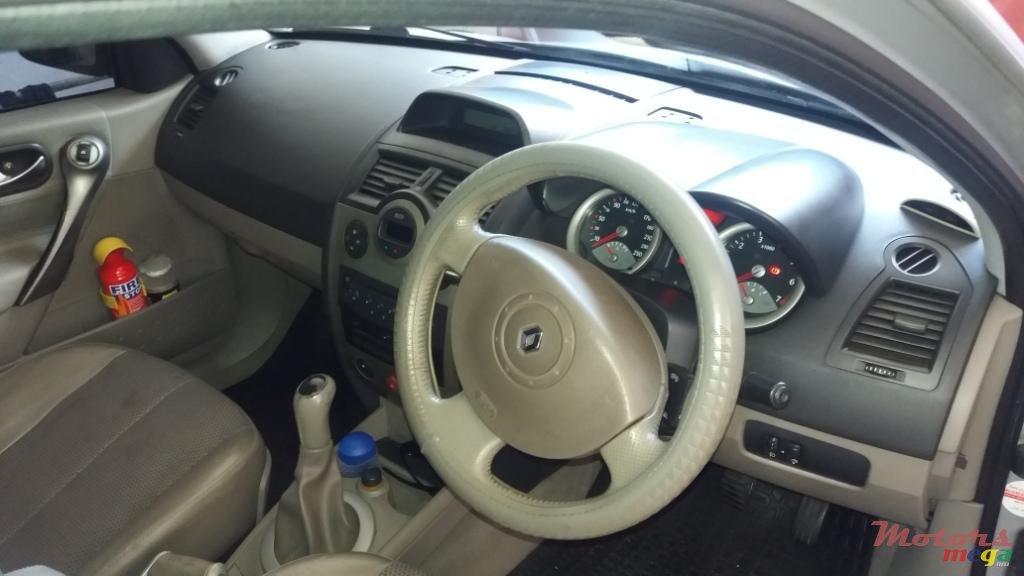 2005' Renault Megane photo #2