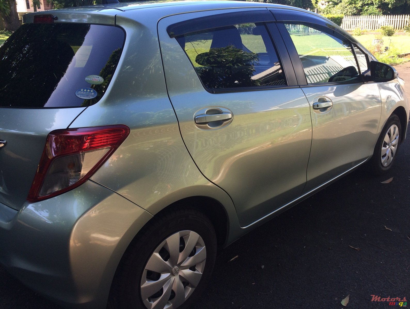 2011' Toyota Vitz photo #3