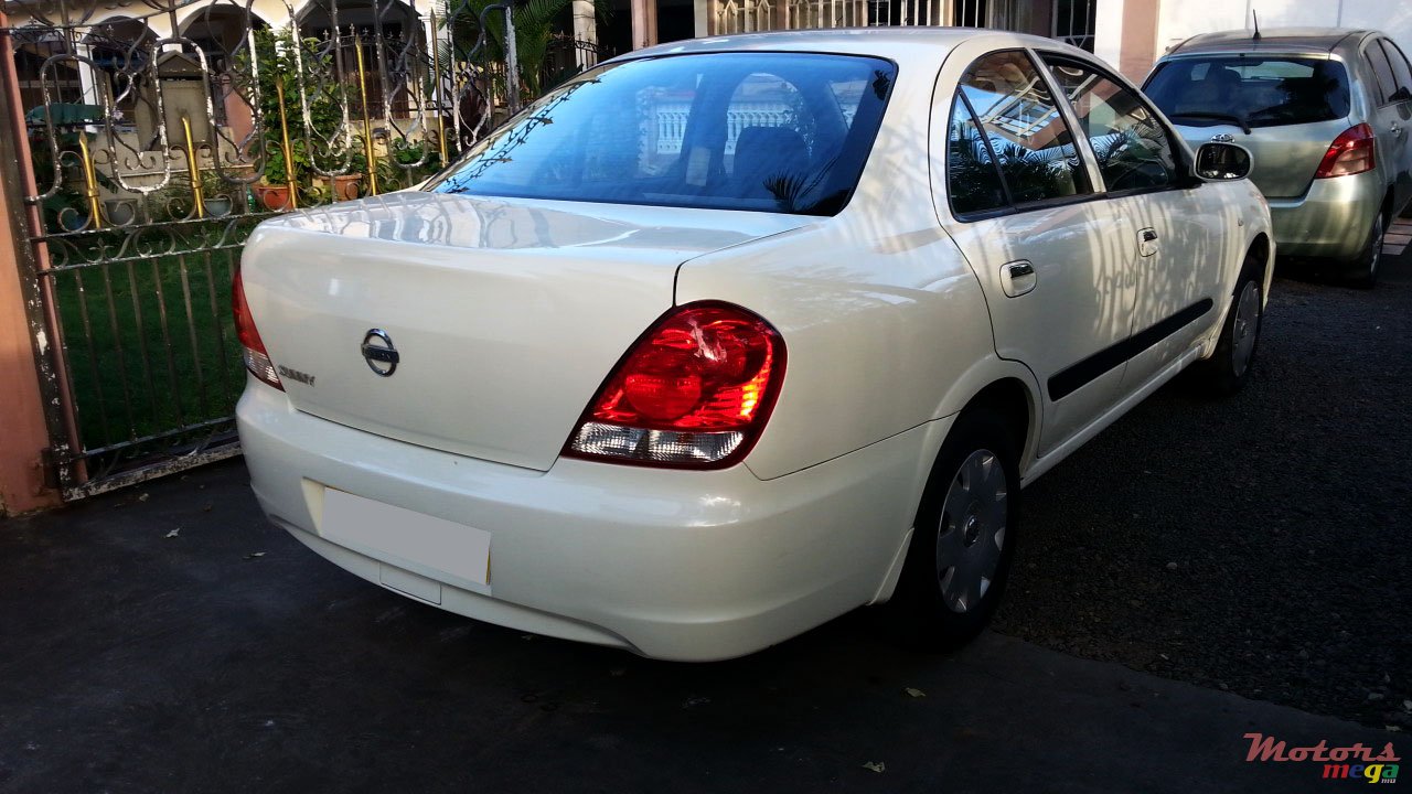 2011' Nissan photo #1