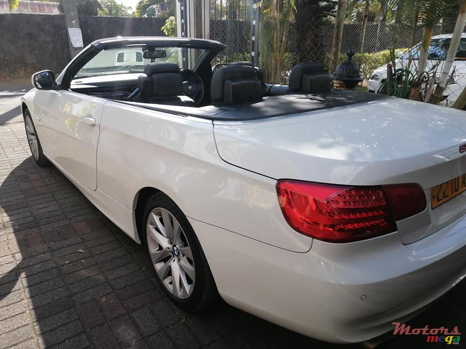 2011' BMW 3 Series Convertible photo #2