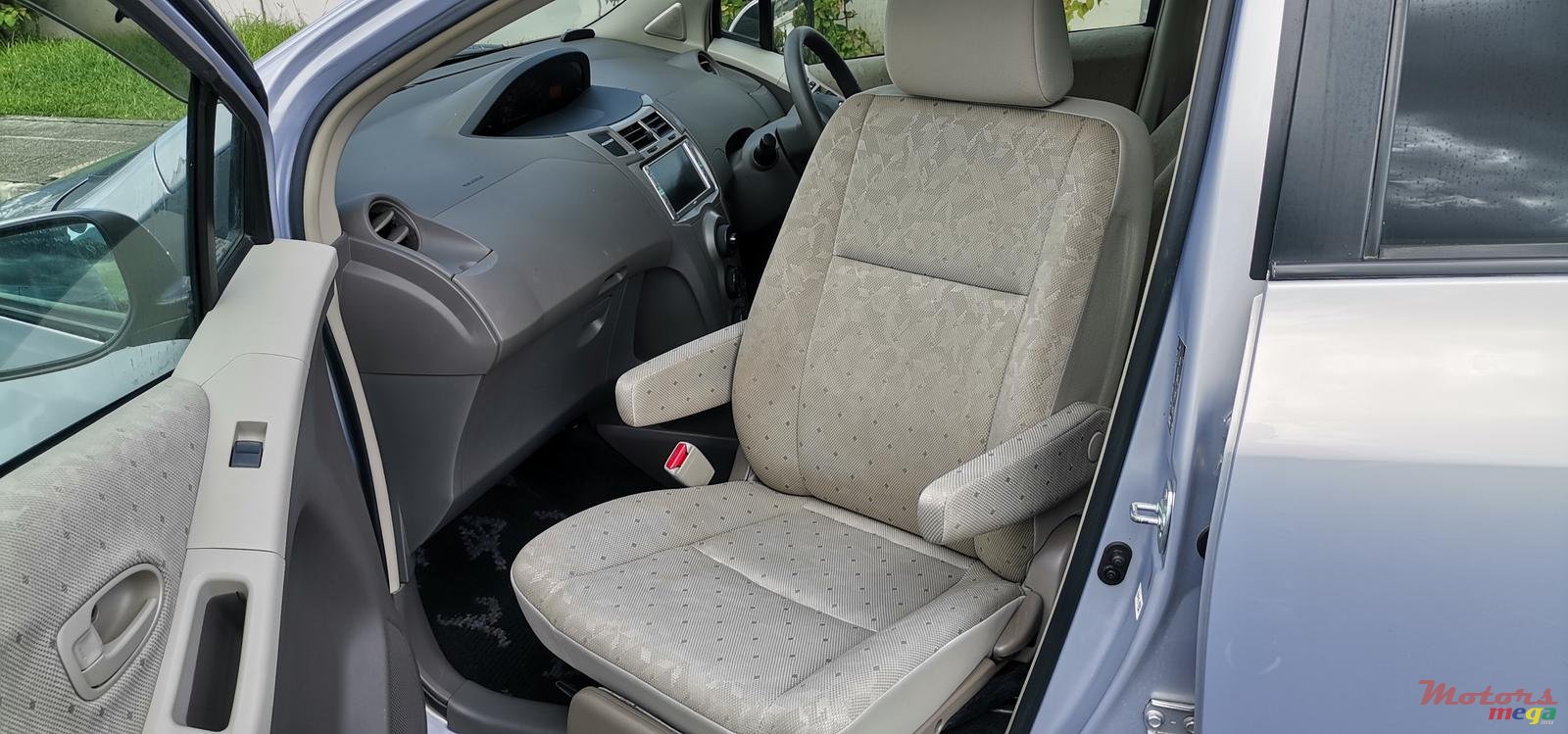 2008' Toyota Vitz 1.3 photo #4