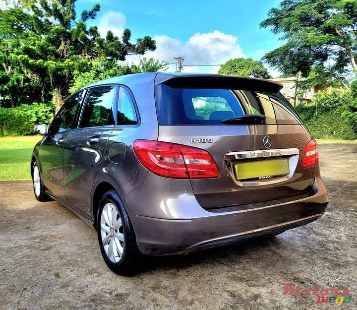 2012' Mercedes-Benz B 180 photo #3