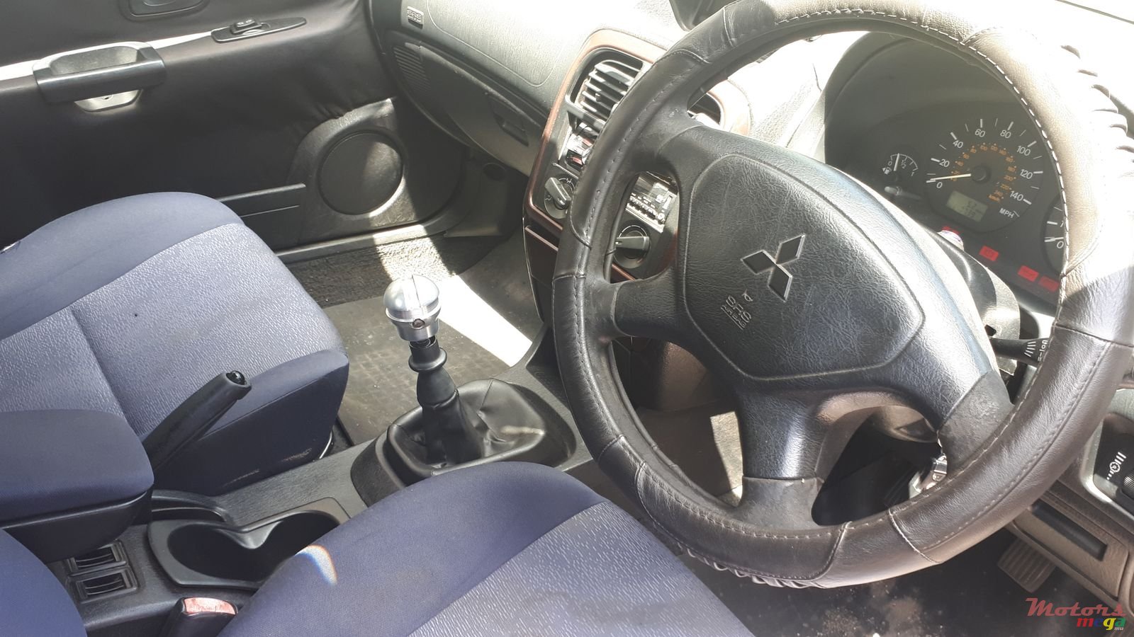 2002' Mitsubishi Carisma photo #2