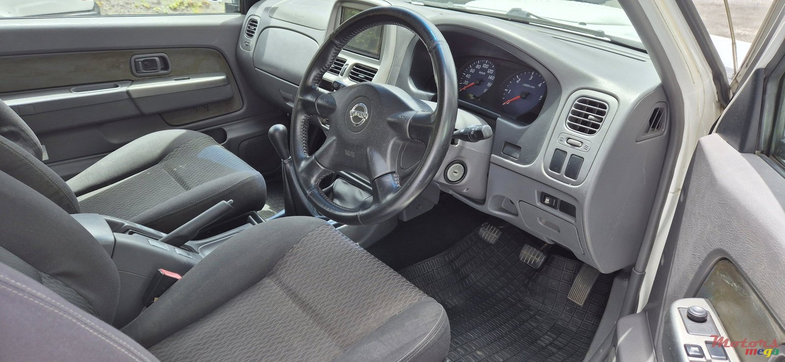 2017' Nissan NV300 photo #5