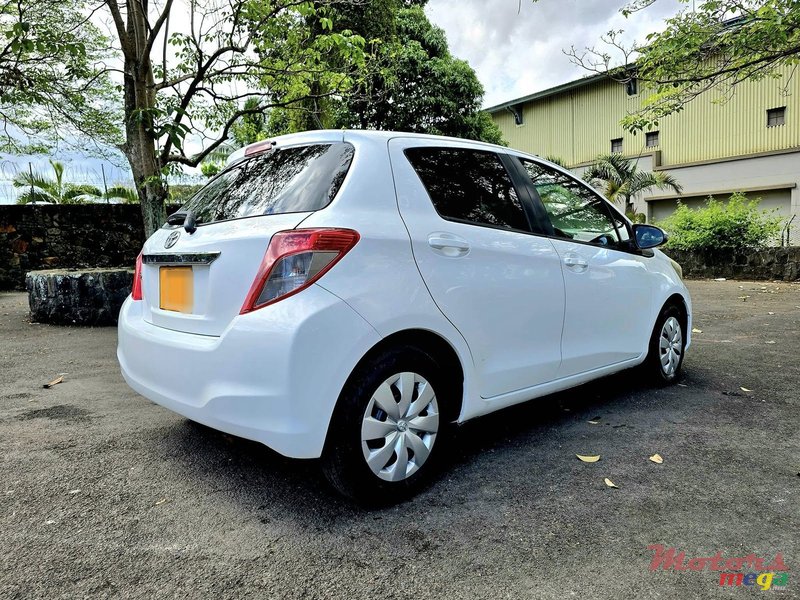 2013' Toyota Vitz photo #4