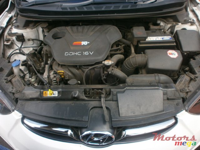 2012' Hyundai Elantra Gls photo #3