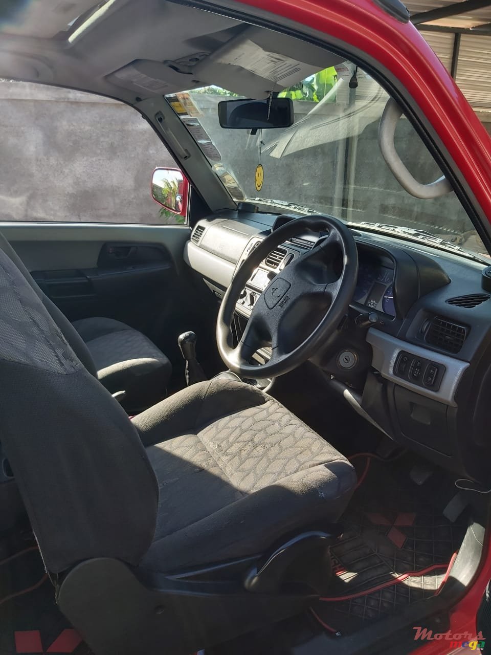 2001' Mitsubishi Pajero photo #1