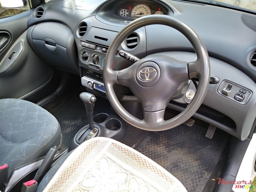 2004' Toyota Vitz photo #5