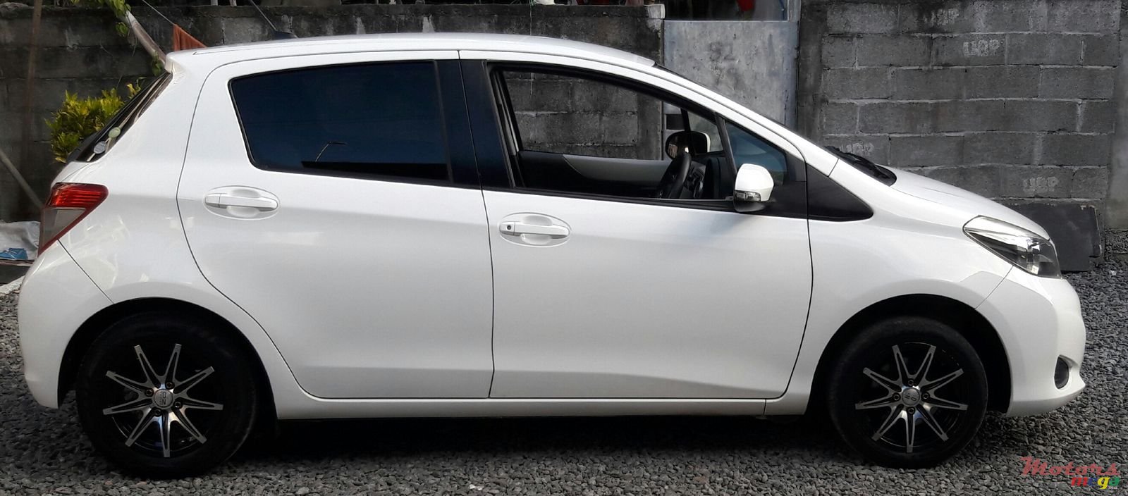 2012' Toyota Vitz photo #3