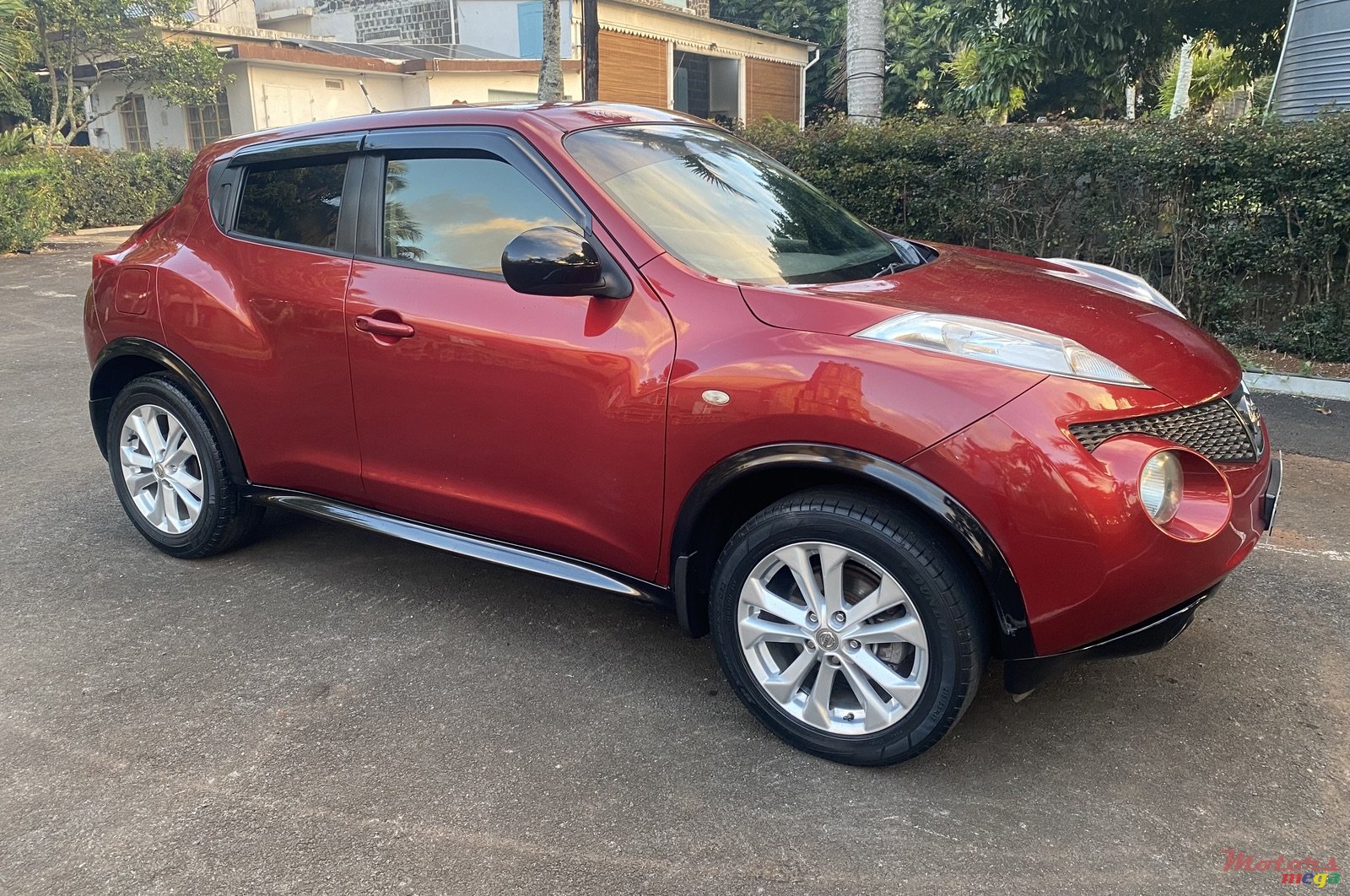 2012' Nissan Juke SUV photo #3