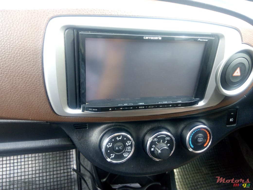 2011' Toyota Vitz JEWELA photo #4