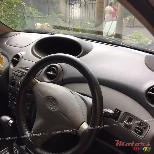 2002' Toyota Vitz photo #2