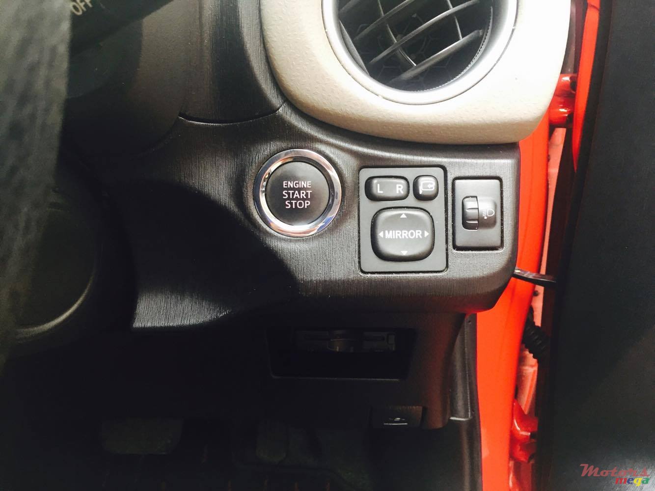 2011' Toyota Vitz photo #4