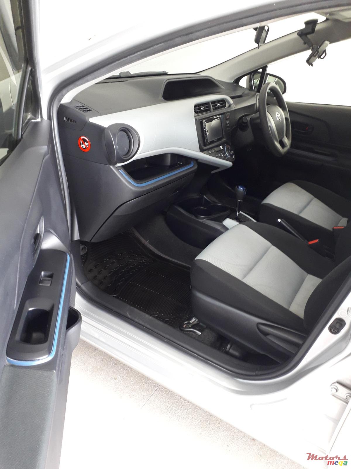 2014' Toyota Aqua photo #2