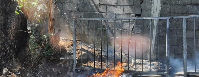 Des employés des services de voirie brûlent des ordures à l’ombre de La-Tour-Koenig