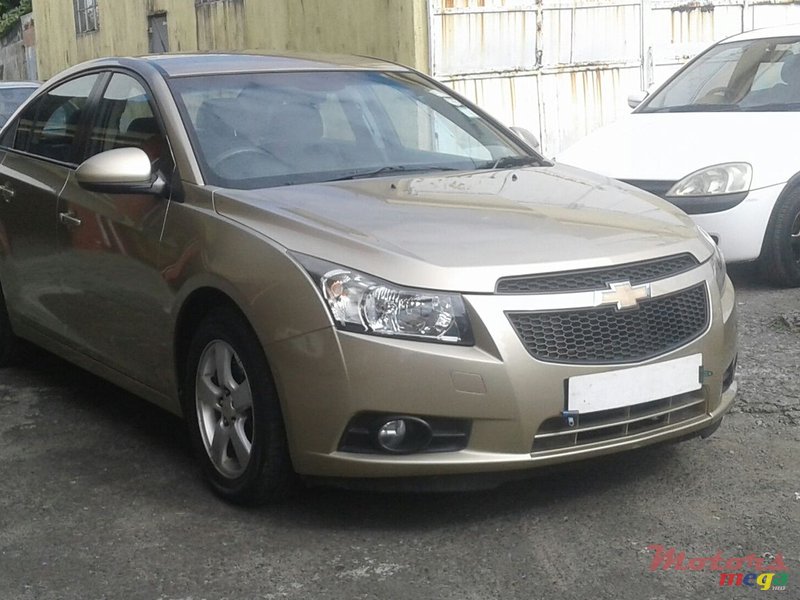 2010' Chevrolet Cruze LT photo #2