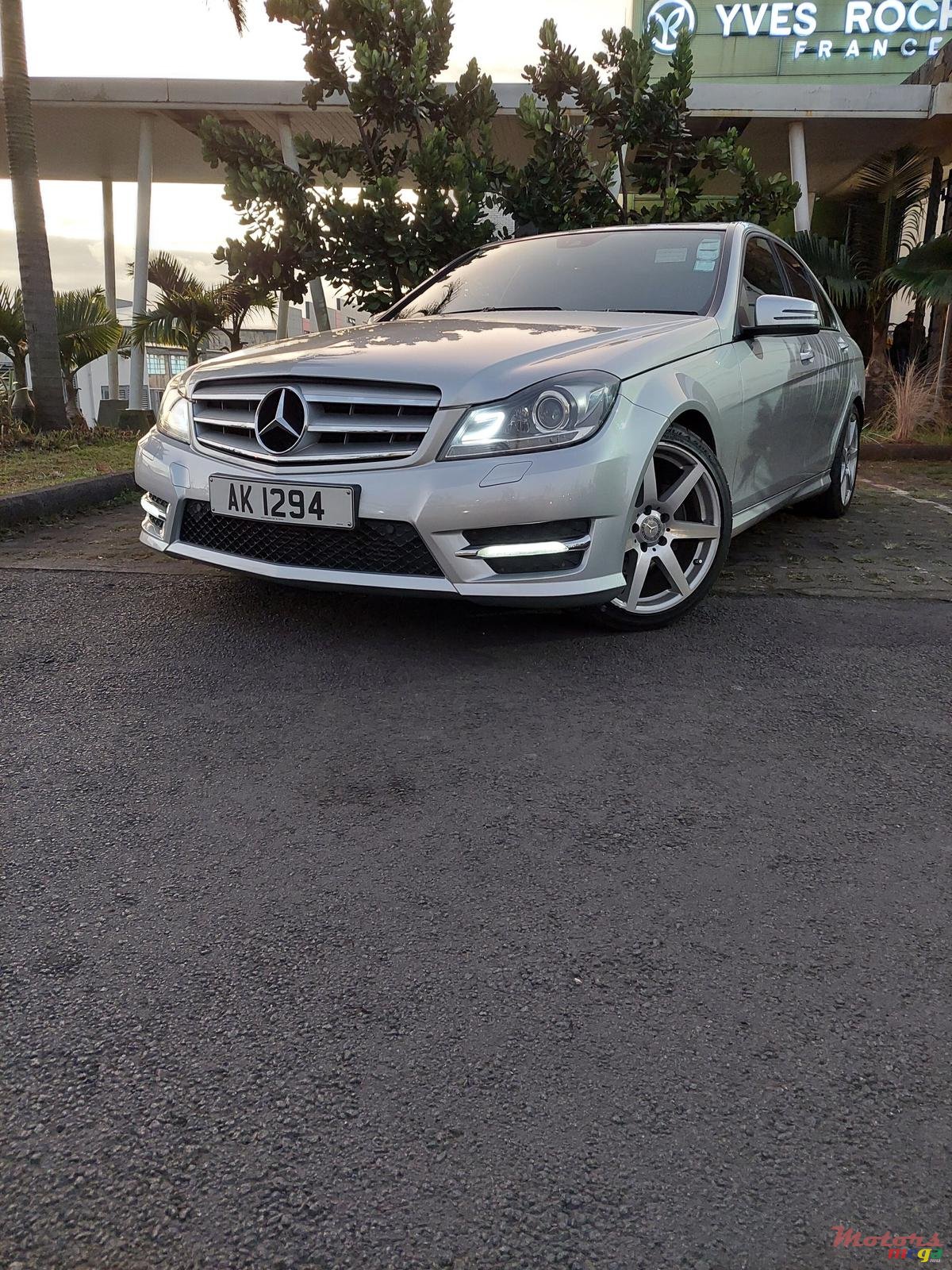 2013' Mercedes-Benz C-Class C250 photo #1