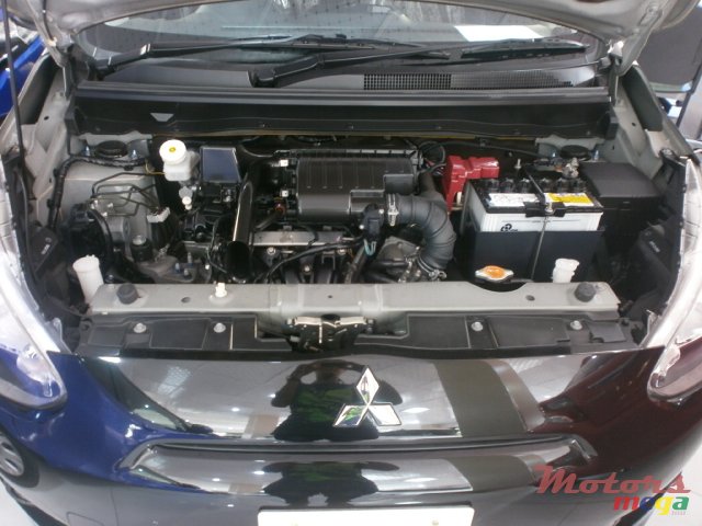 2013' Mitsubishi Mirage photo #3