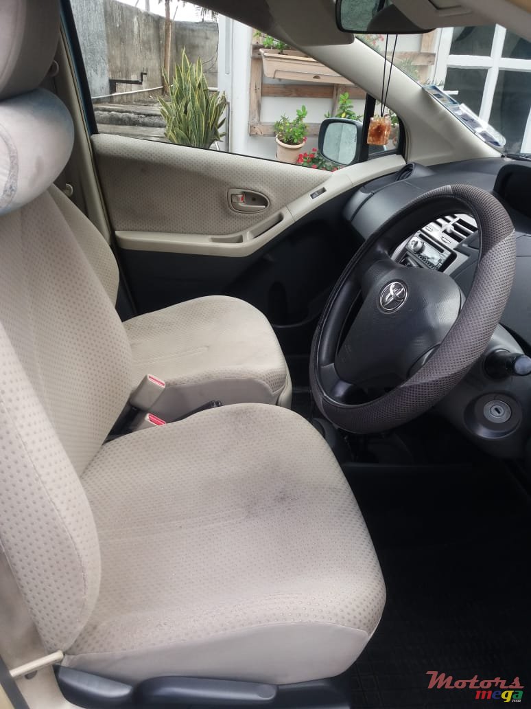 2006' Toyota Vitz photo #2