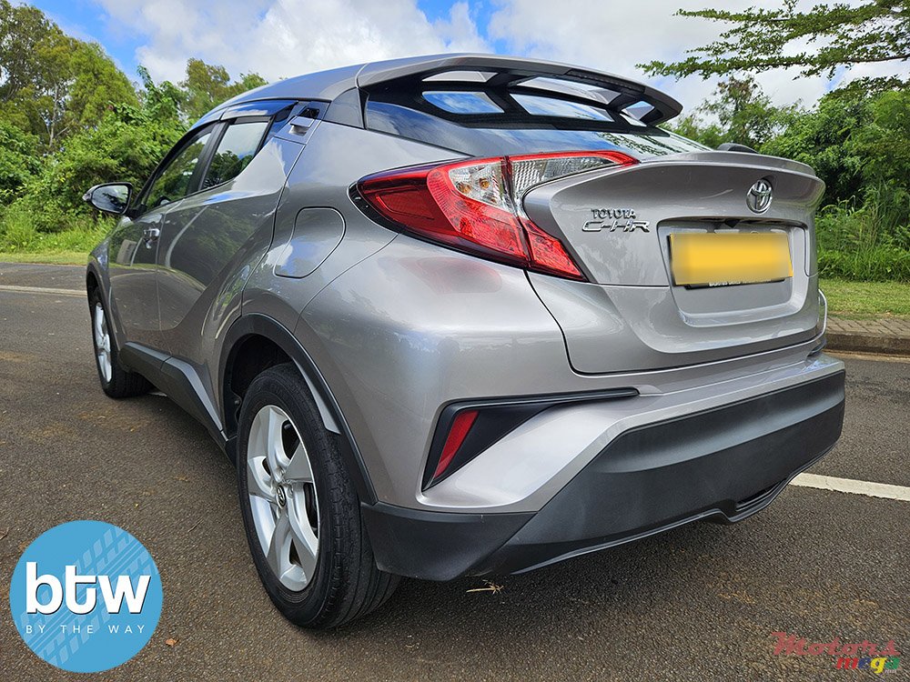 2019' Toyota CHR photo #3