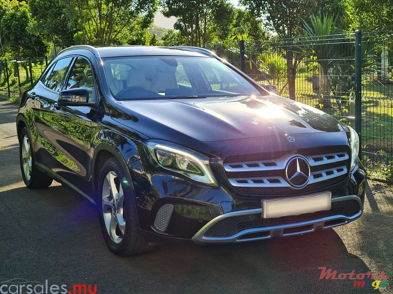 2020' Mercedes-Benz GLA 180 Urban photo #2