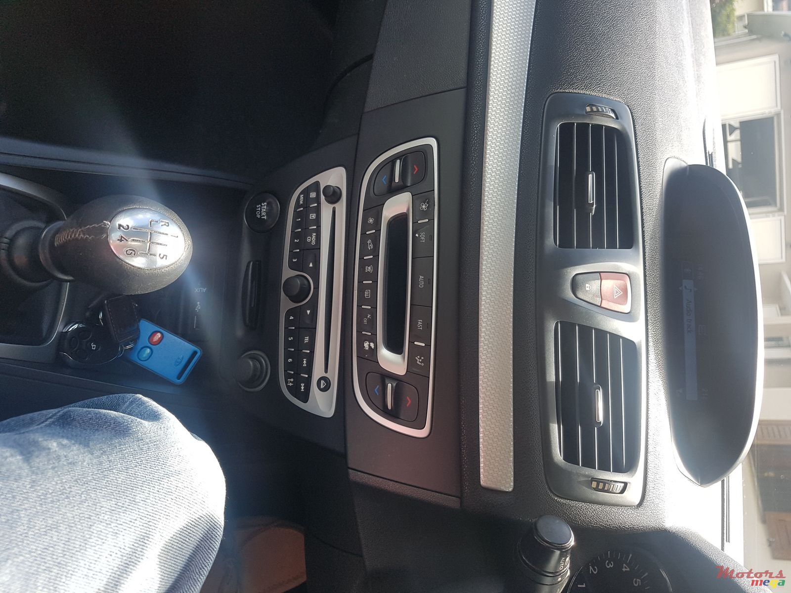 2011' Renault Megane Coupe Cabriolet photo #2