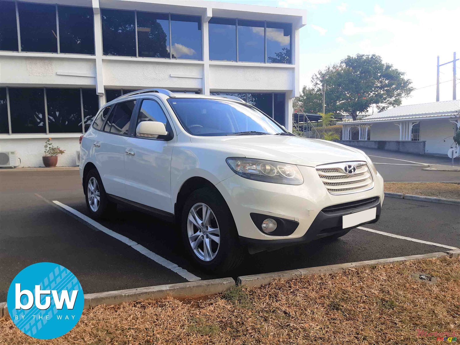 2011' Hyundai Santa Fe 7-seater photo #1