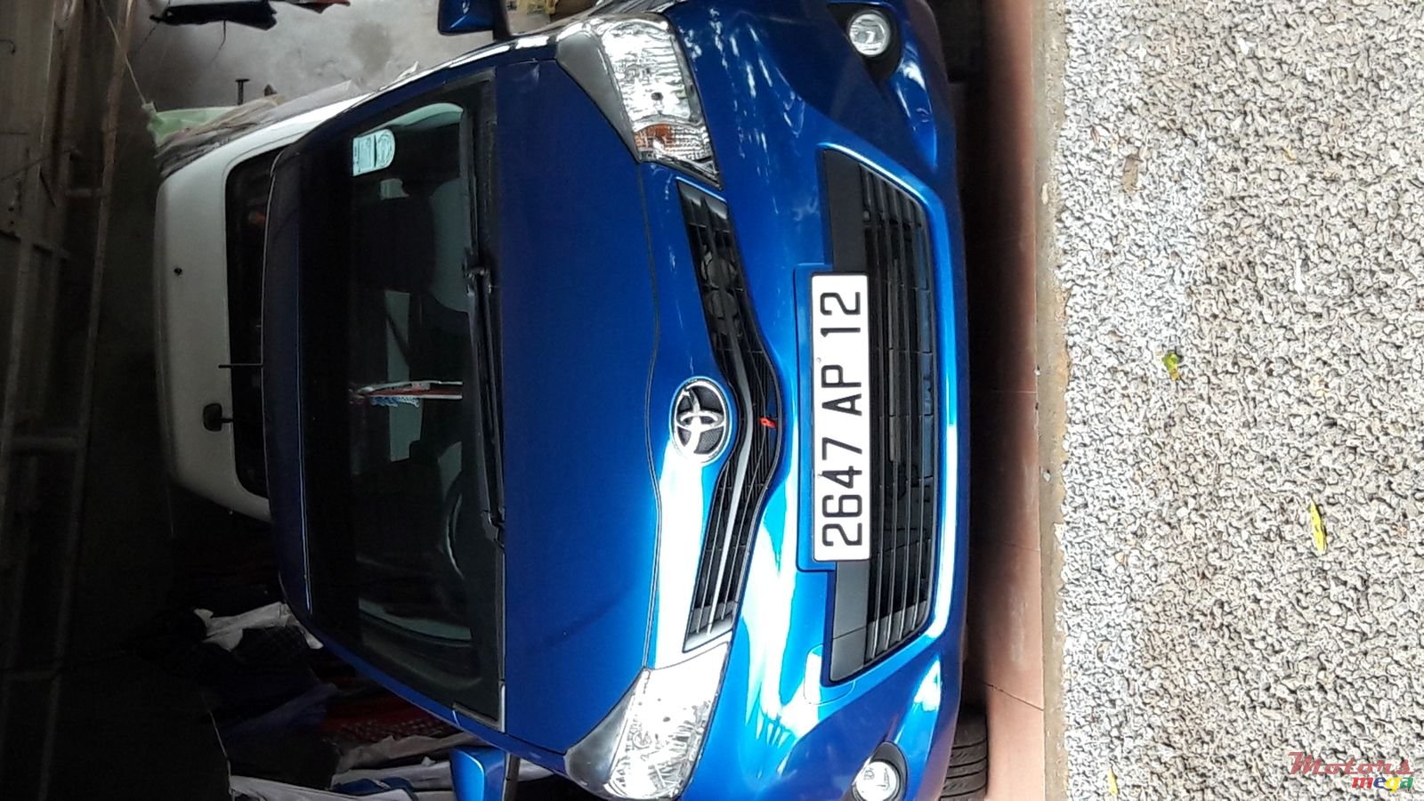 2012' Toyota Yaris Hatchback photo #5