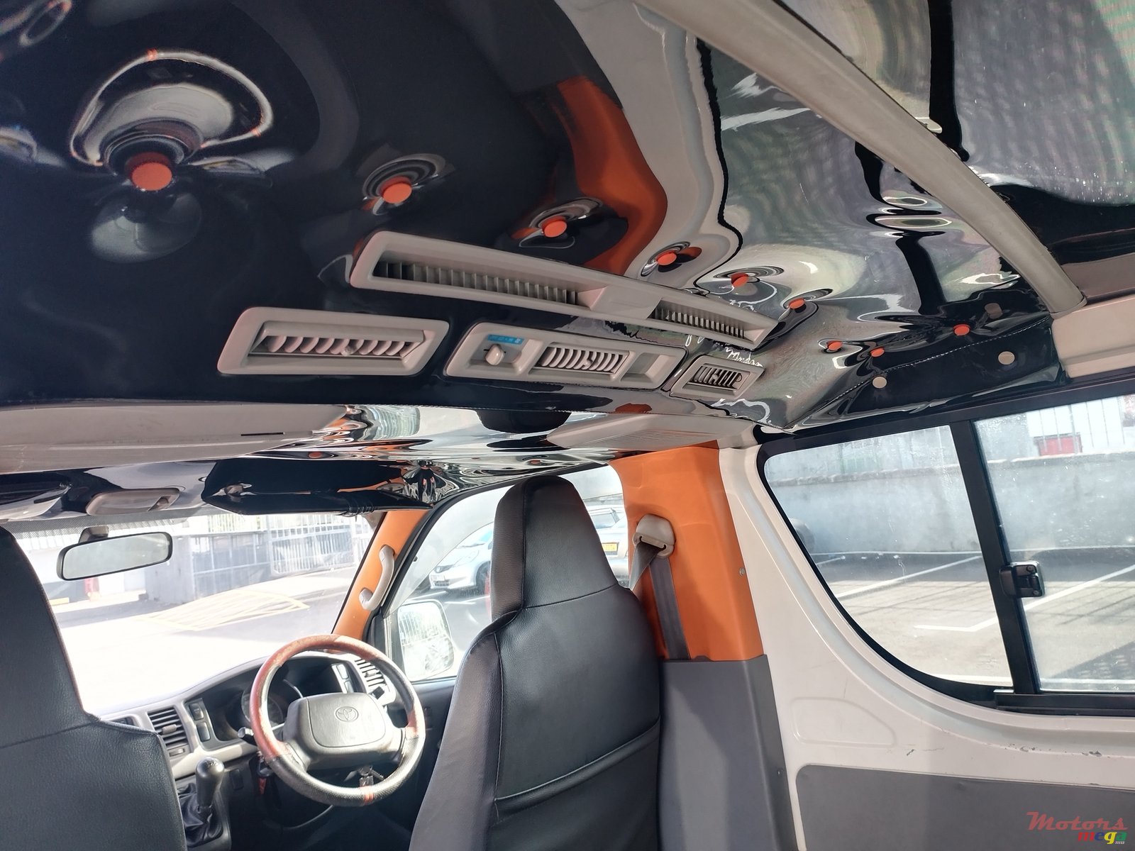 2009' Toyota HiAce photo #3