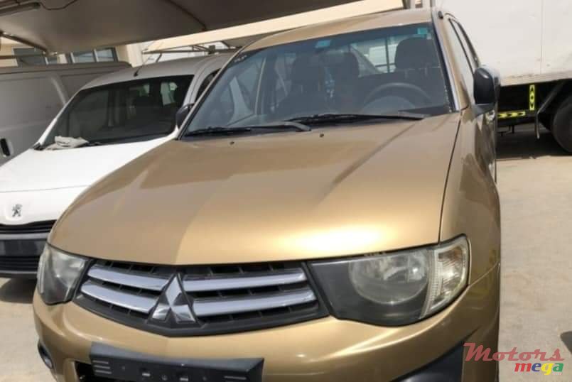 2014' Mitsubishi L200 photo #2
