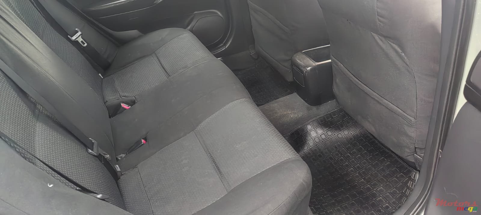 2005' Toyota Avensis photo #6