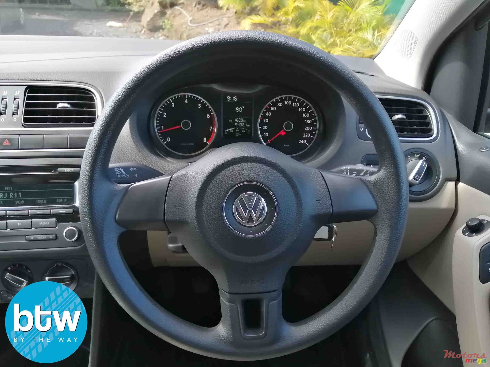 2013' Volkswagen Polo photo #6