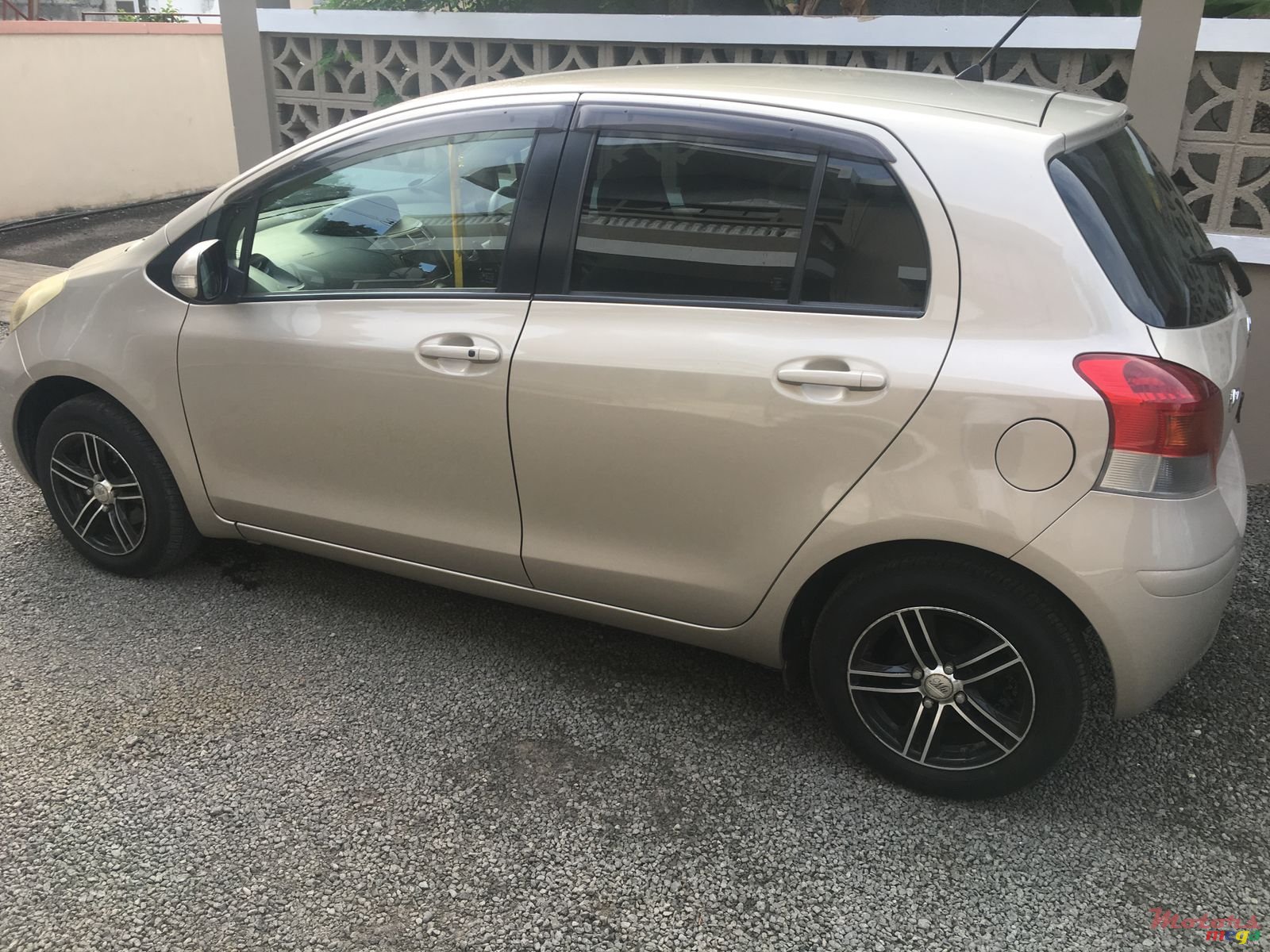 2010' Toyota Vitz photo #3