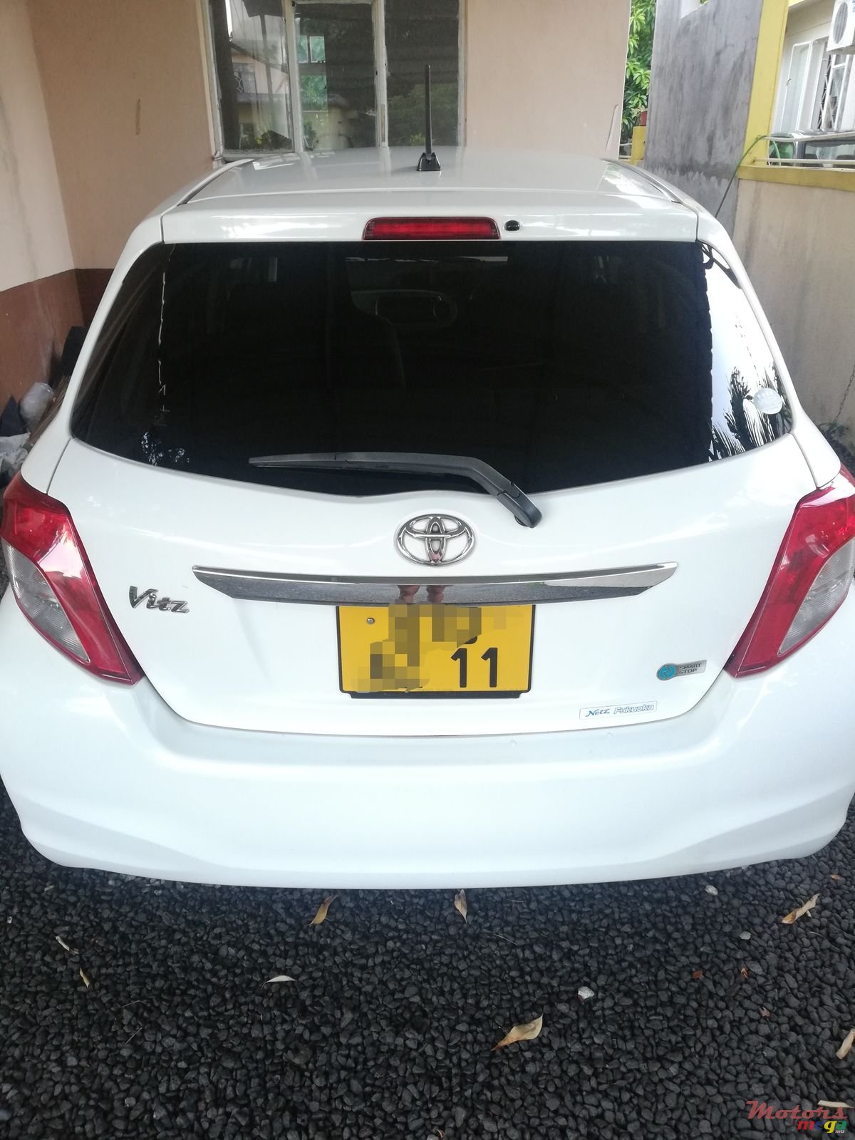 2011' Toyota Vitz photo #2