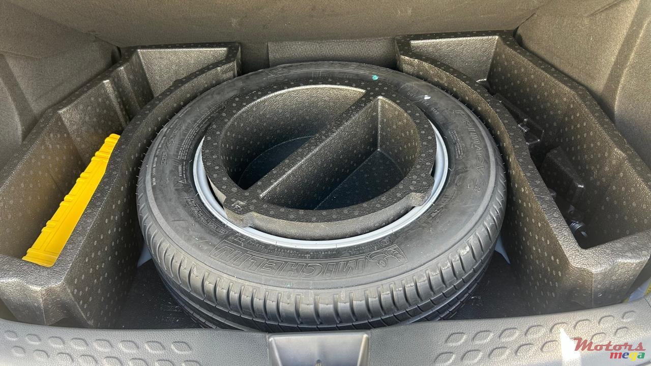 2022' Toyota C-HR photo #6